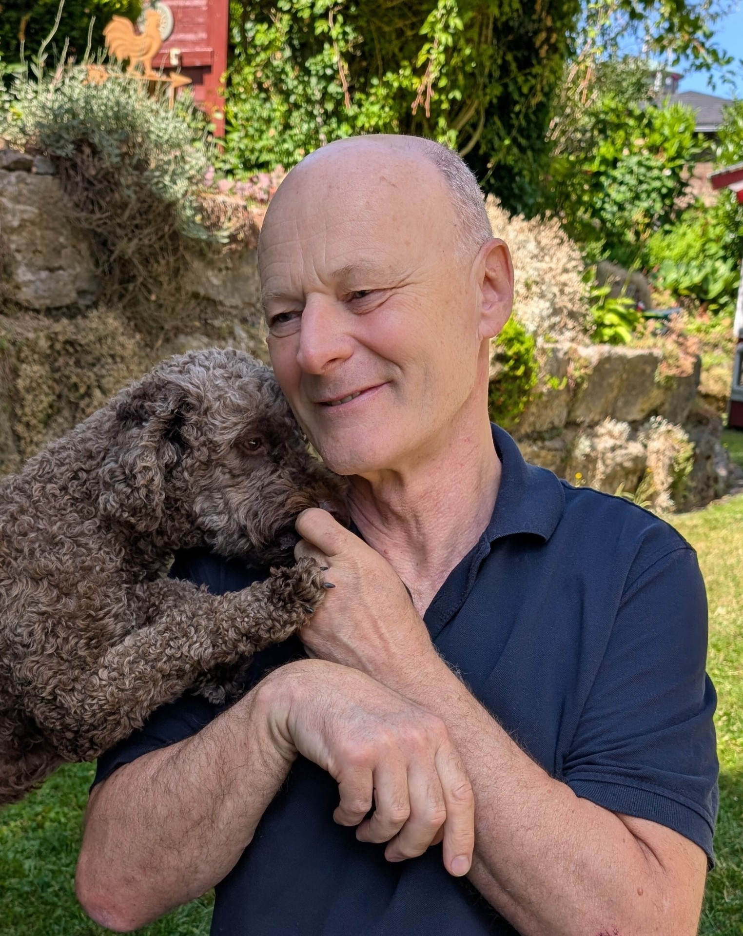 Christoph Schäuble mit Hund vor der Praxis